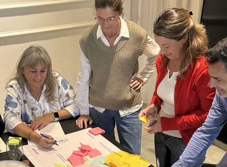 Equipo de SIGA Turismo trabajando en un taller de LEDlab